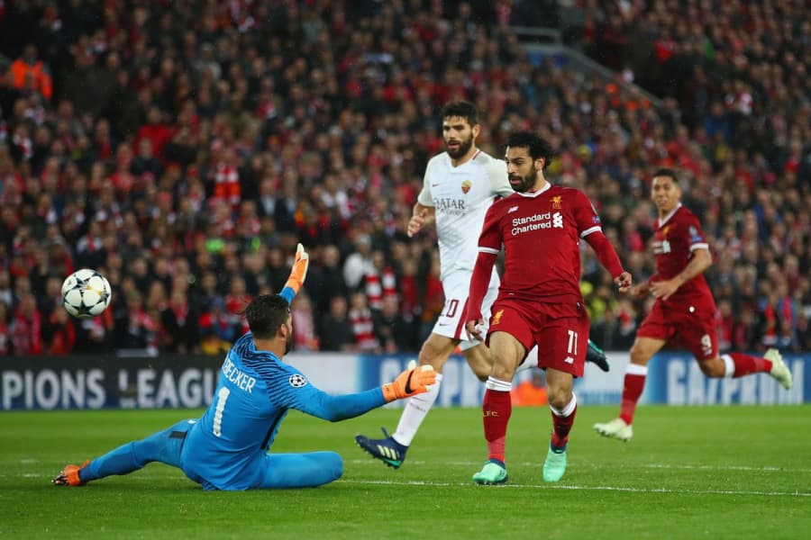 Mohamed Salah saat mencetak gol ke gawang AS Roma (Clive Brunskill/Getty Images)