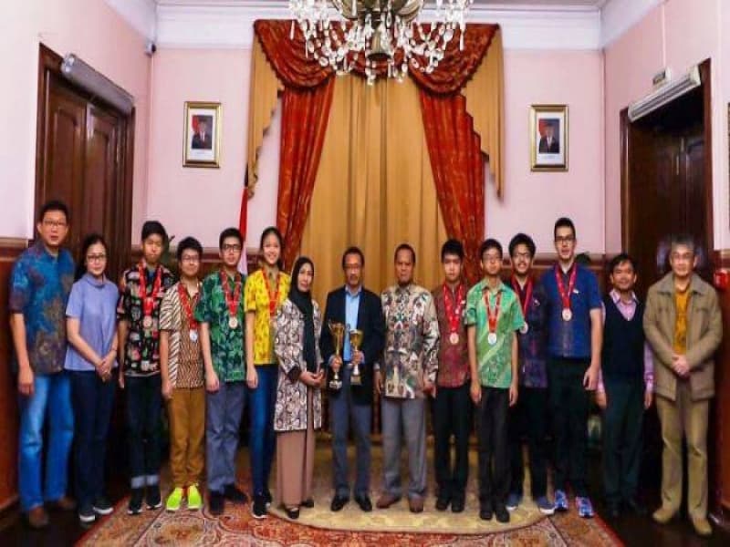 Tim pelajar DKI Jakarta saat berada di Moskow, Rusia (Foto: beritagar)