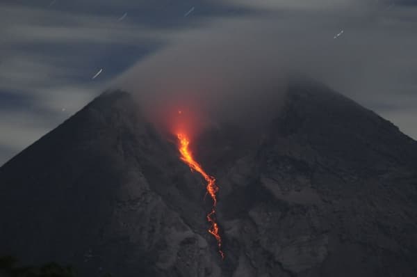 Gunung Merapi luncurkan wedhus gembel. (Antara foto/Aloysius Jarot Nugroho)