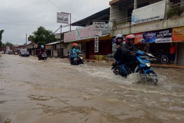 Banjir melanda wilayah Kabupaten Klaten, Jawa Tengah (Kompas/Labib Zamani)