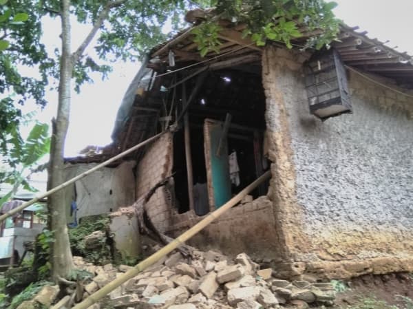 Rumah yang rusak akibat gempa Banten (bisniswisata.co.id)