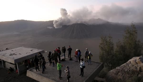 Lokasi Wisata Gunung Bromo tidak ditutup meski sedang erupsi. (Reuters/Darren Whiteside)