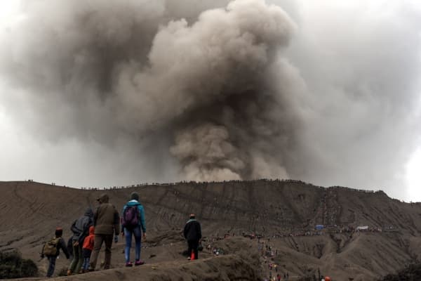 Wisatawan mengunjungi Gunung Bromo yang sedang erupsi. (Antara Foto/Zabur Karuru)