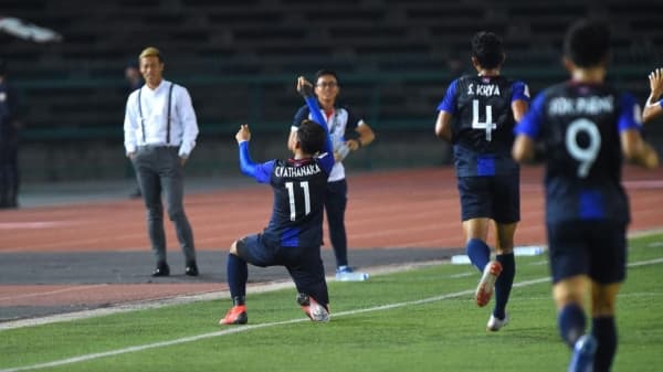 Pemain Kamboja merayakan gol di depan pelatih Keisuke Honda. (Foxsport)