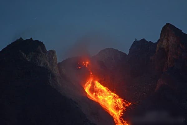 Luncuran lava pijar Gunung Merapi. (Volcanodiscovery/Galih Jati)