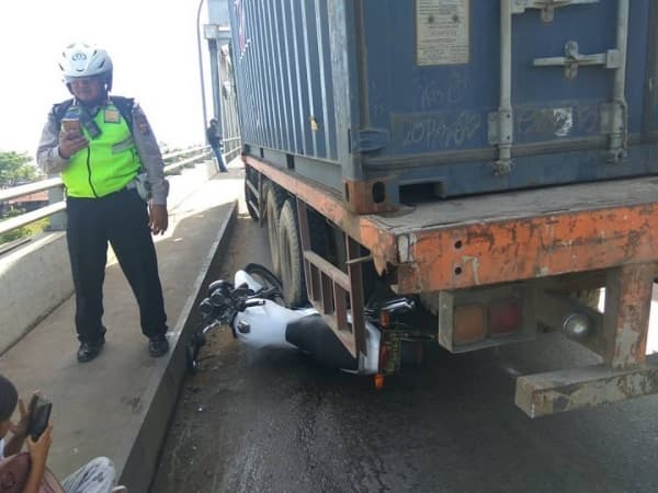 Cegah Kecelakaan, Polisi Ini Relakan Motor Dinasnya Jadi Pengganjal Ban Truk