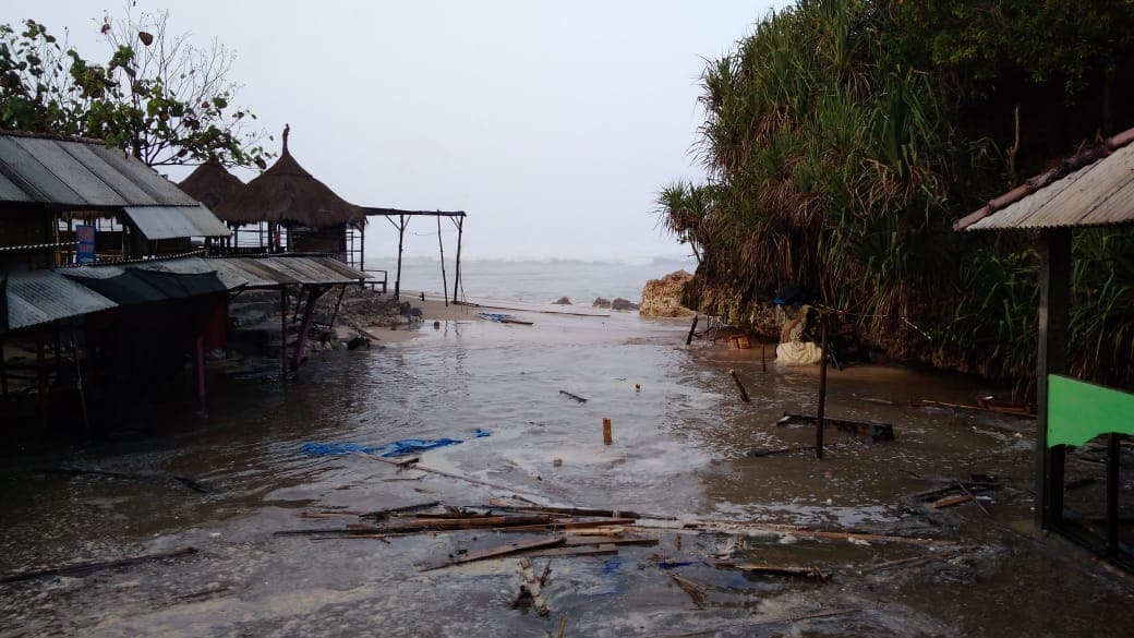 Kondisi Pantai Sadranan setelah terkena gelombang tinggi. (Twitter/SARSATLINMAS)