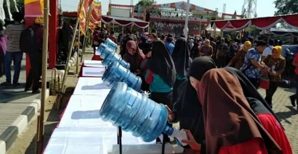 Galon air isi ulang di acara Pesta Rakyat Jawa Tengah (Kompas/Humas Pemerintah Provinsi Jawa Tengah)