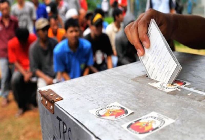 Pemilih memasukkan surat suara ke dalam kotak suara. (Arah.com)