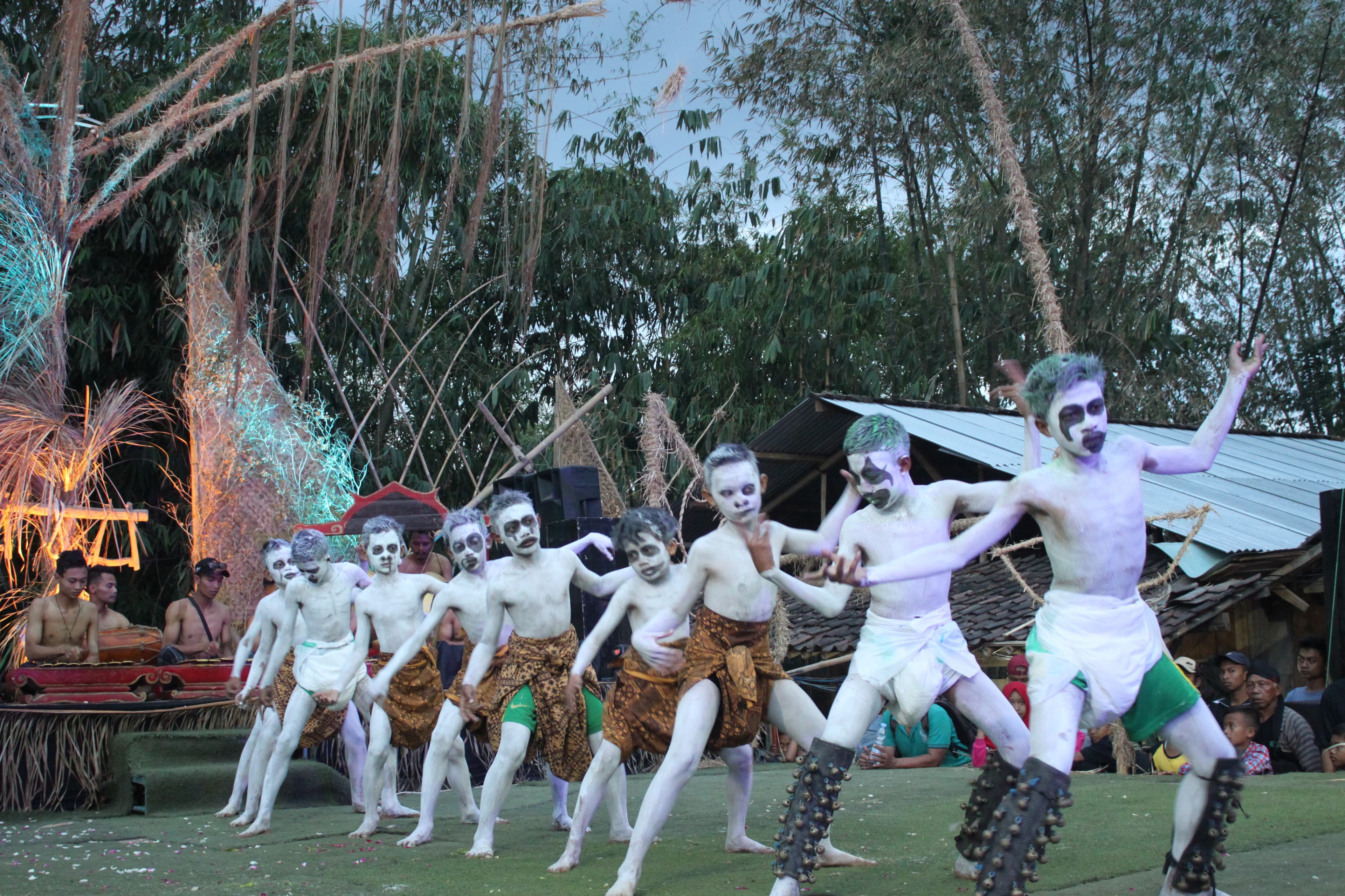 Para penari Grasak Gupolo Kebon yang berpenampilan menyeramkan tapi membawa pesan baik. (Putri Rachmawati/Inibaru.id)