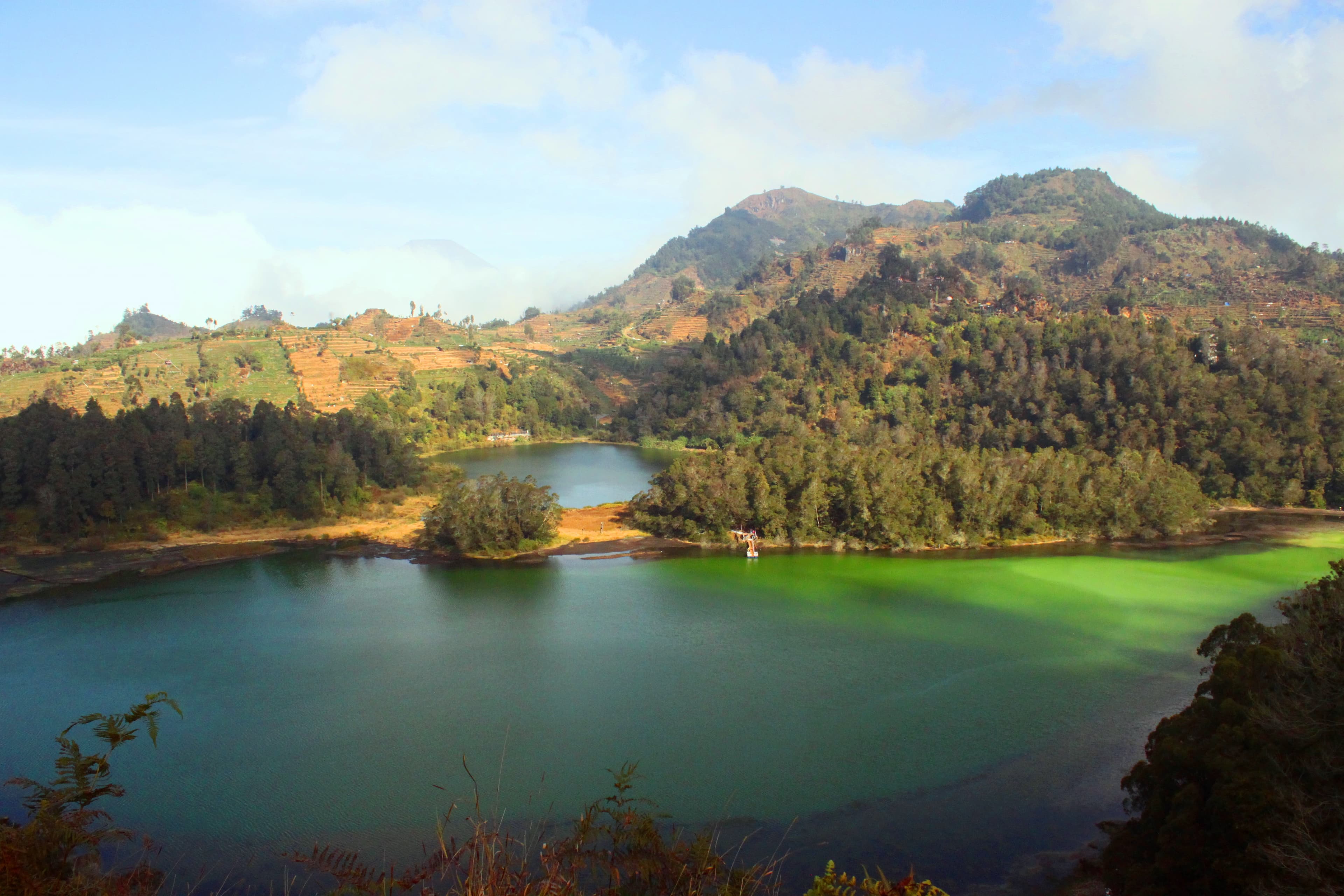 Pemandangan Telaga Warna dan Telaga Pengilon yang dilihat dari Bukit Sidengkeng. (Inibaru.id/Putri Rachmawati)