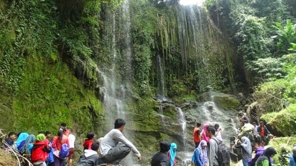 Eksis di Air Terjun Pasucen yang Tersembunyi