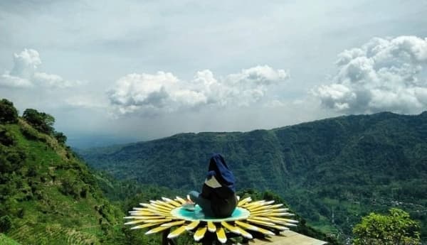 Pemandangan dari salah satu spot foto di Bukit Ternadi. (Instagram.com/Rupa.ptri)