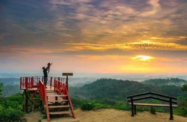 Pemandangan dari puncak Bukit Cinta Watu Prahu. (Kangenwisata)
