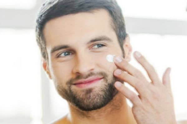 Ilustrasi lelaki merawat wajahnya. (Shutterstock)