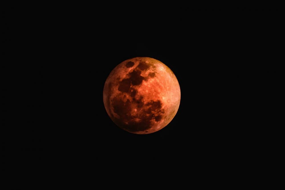 Gerhana bulan total atau "blood moon". (unsplash.com)