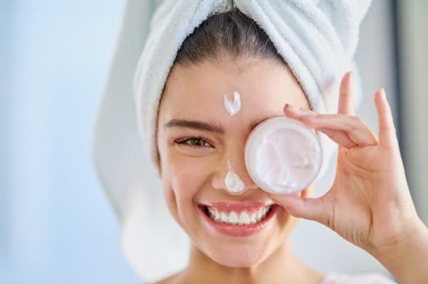 Merawat kulit wajah penting untuk kesehatan kulit jangka panjang. (iStockphotos)