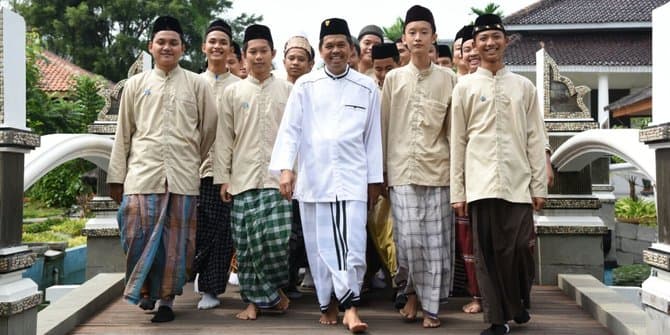 Sejarah Baju Koko sebagai Identitas Pria Muslim di Indonesia