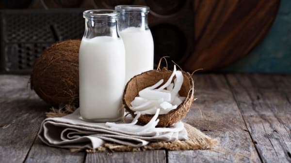 Santan kelapa, salah satu bahan makanan yang sering digunakan masyarakat Indonesia. (shutterstock.com)