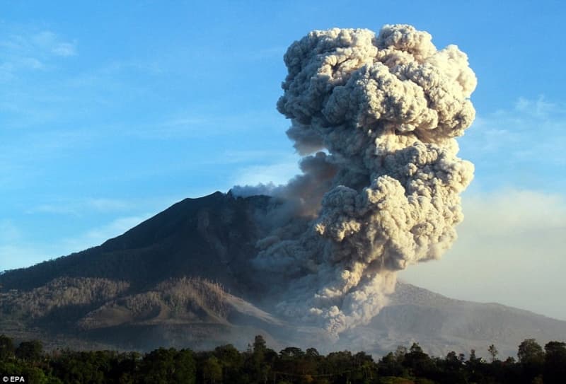 Debu vulkanik yang membumbung tinggi dalam erupsi Gunung Sinabung di Dataran Tinggi Karo, Kabupaten Karo, Sumatera Utara. (Foto: EPA via Daily Mail)