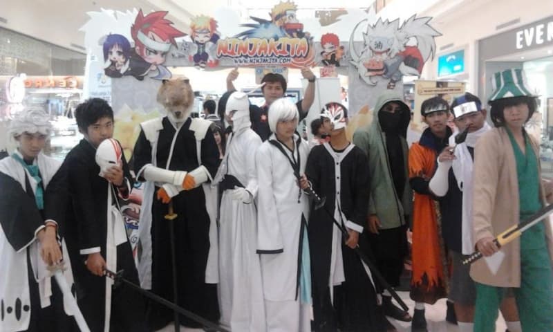 Sejumlah cosplayer memamerkan kostum tokoh anime kesukaan mereka. (Facebook /Persatuan Cosplayer Surabaya)