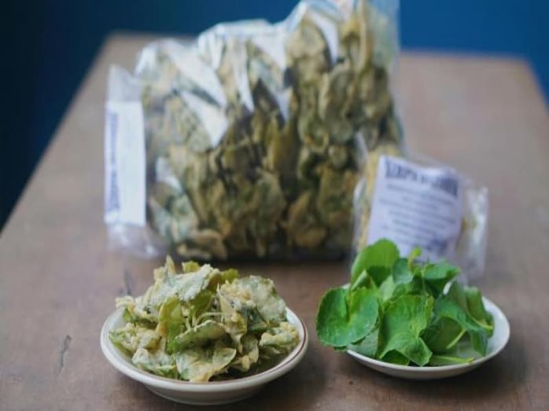 Keripik Pegagan, camilan renyah dan lezat yang berbahan baku tanaman gulma (Tribunnews.com/Hamim Thohari)