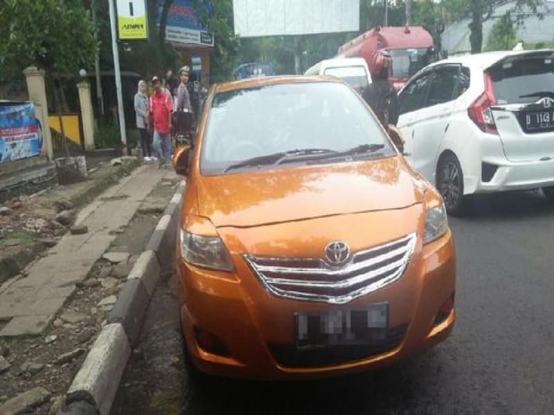 Mobil sedan oranye “bermuka dua”. (Detik.com)