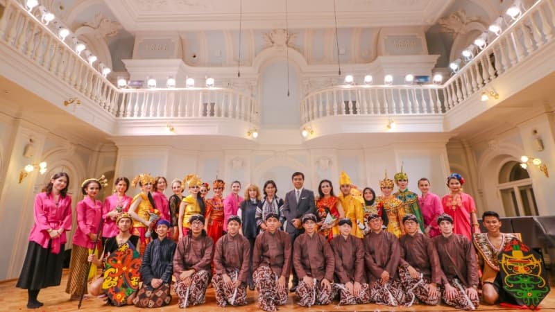 Tim Kesenian KBRI Moskwa dalam konser gamelan dan tari “Charming Sounds of Indonesia” hasil kerja sama KBRI dengan Moskow State Tchaikovsky Conservatory. (KBRI Moskow)