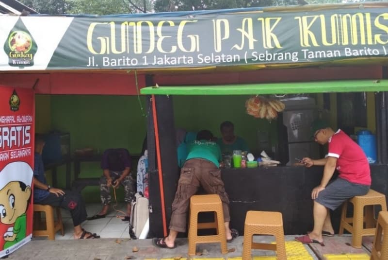 Warung Gudeg Pak Kumis di Jalan Barito No 1, Jakarta Selatan. Warung ini membuat program makan gratis bagi para hafiz. (Republika/Mgrol98)