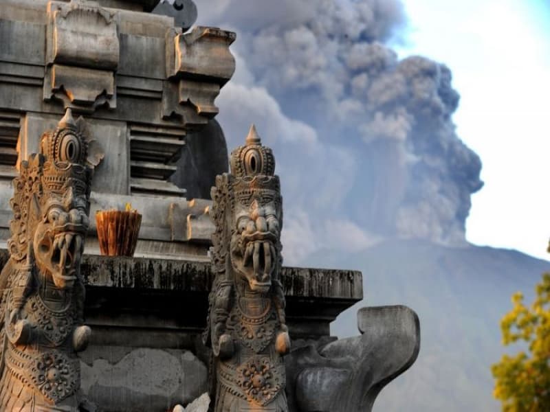 Erupsi Gunung Agung terlihat dari salah satu Pura di Kubu, Karangasem, Bali, Minggu (26/11/2017).(AFP/Sonny Tumbelaka) 