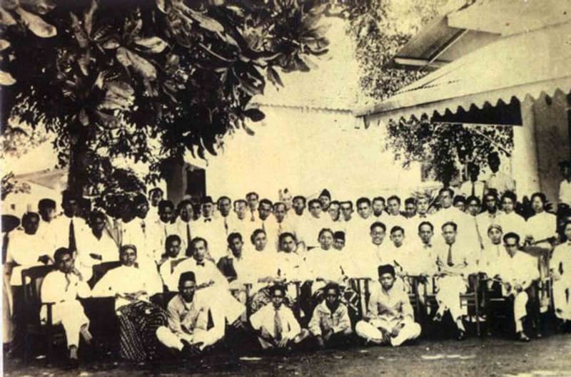 Kongres Pemuda II yang diikuti perwakilan dari seluruh Indonesia pada 27-28 Oktober 1928 berhasil melahirkan Sumpah Pemuda (israindonesia.org)