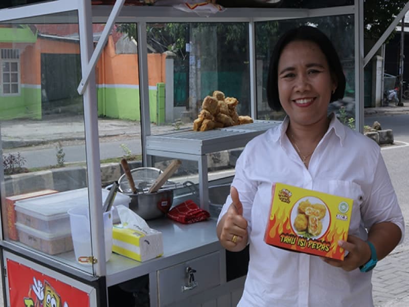Rosie Pakpahan, pemilik produk kuliner Tahu Jeletot Taisi beromzet ratusan juta rupiah. (Serempak.id)