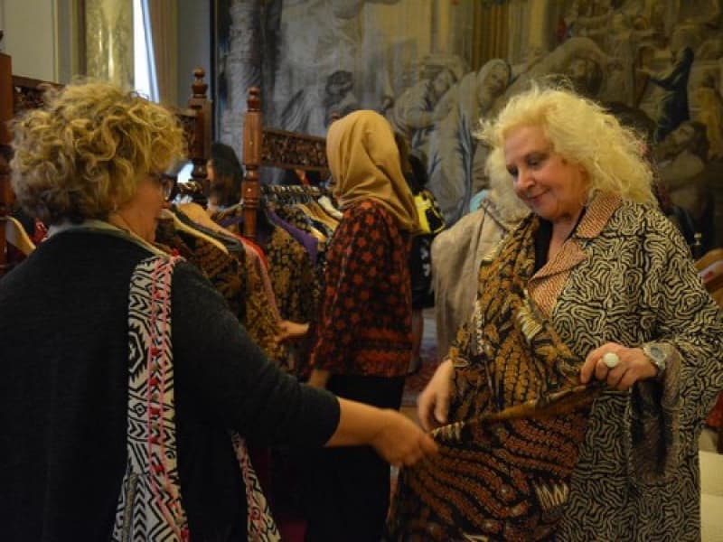 Ketika Batik Nusantara Hebohkan Warga Roma