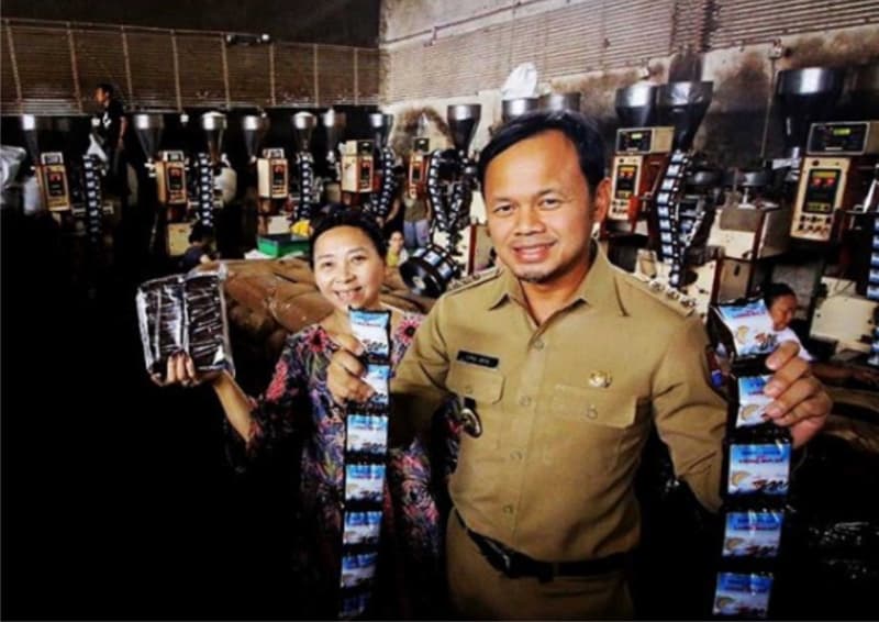 Walikota Bogor Bima Arya kala mengunjungi pabrik pembuatan kopi legendaris cap Liong Bulan di Bogor. (Twitter/Kopi_liongbulan)