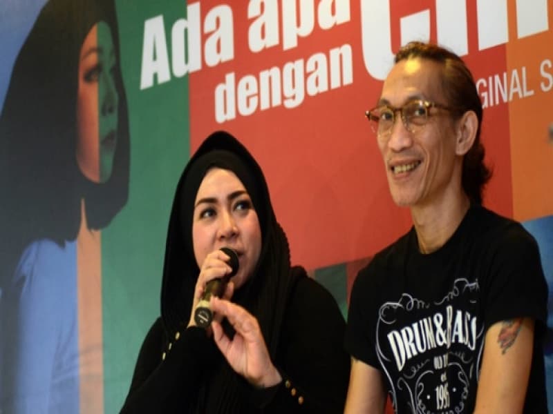 Pemusik Melly Goeslaw didampingi Anto Hoed dalam peluncuran album soundtrack AADC (Ada Apa Dengan Cinta) 2 di Jakarta, 20 April 2016. (Tempo/Nurdiansah)