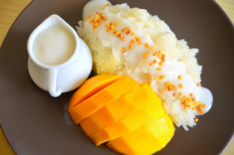 Mango sticky rice, salah satu kuliner olahan mangga yang sedang naik daun di Indonesia dan Thailand. (thailandholiday.info)