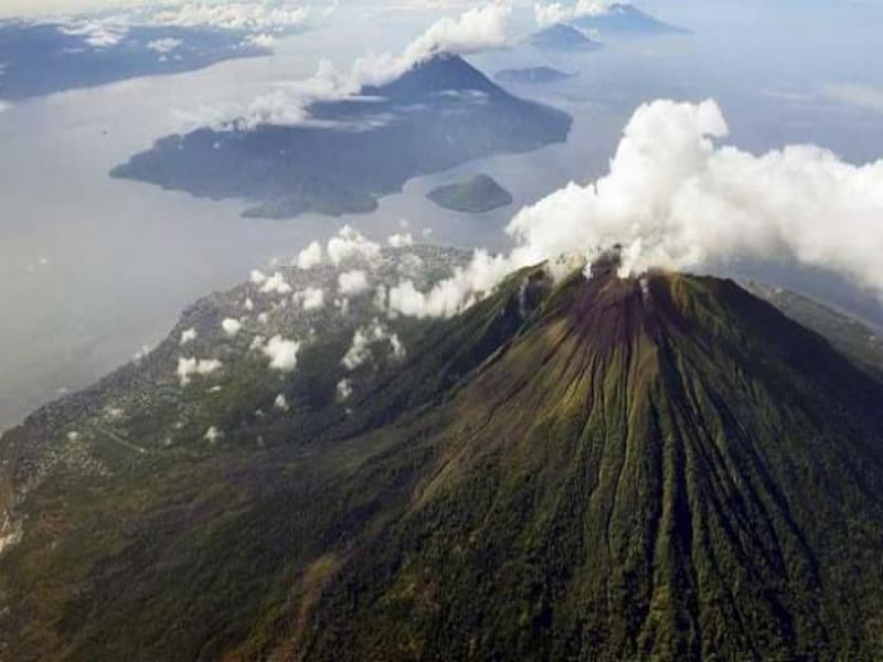 Gunung Gamalama di Ternate, Maluku Utara, mengeluarkan asap tipis dari kawah, Jumat (11/3/2016). Terlihat anggun, gunung ini menebar ancaman bagi warga sekitar pada musim hujan. (Kompas/Heru Sri Kumoro)