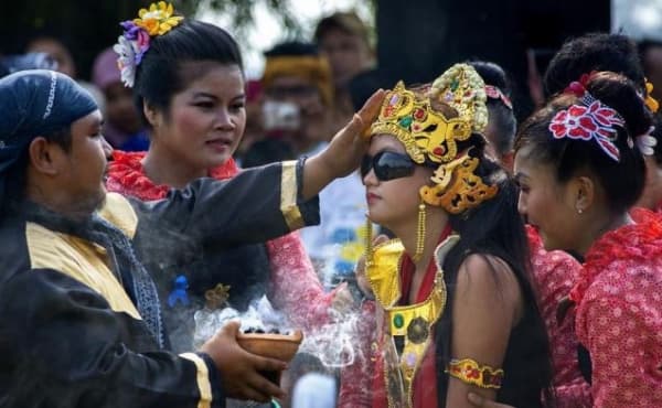 Menari Bersama Roh Bidadari di Dalam Tubuh Suci Penari Sintren
