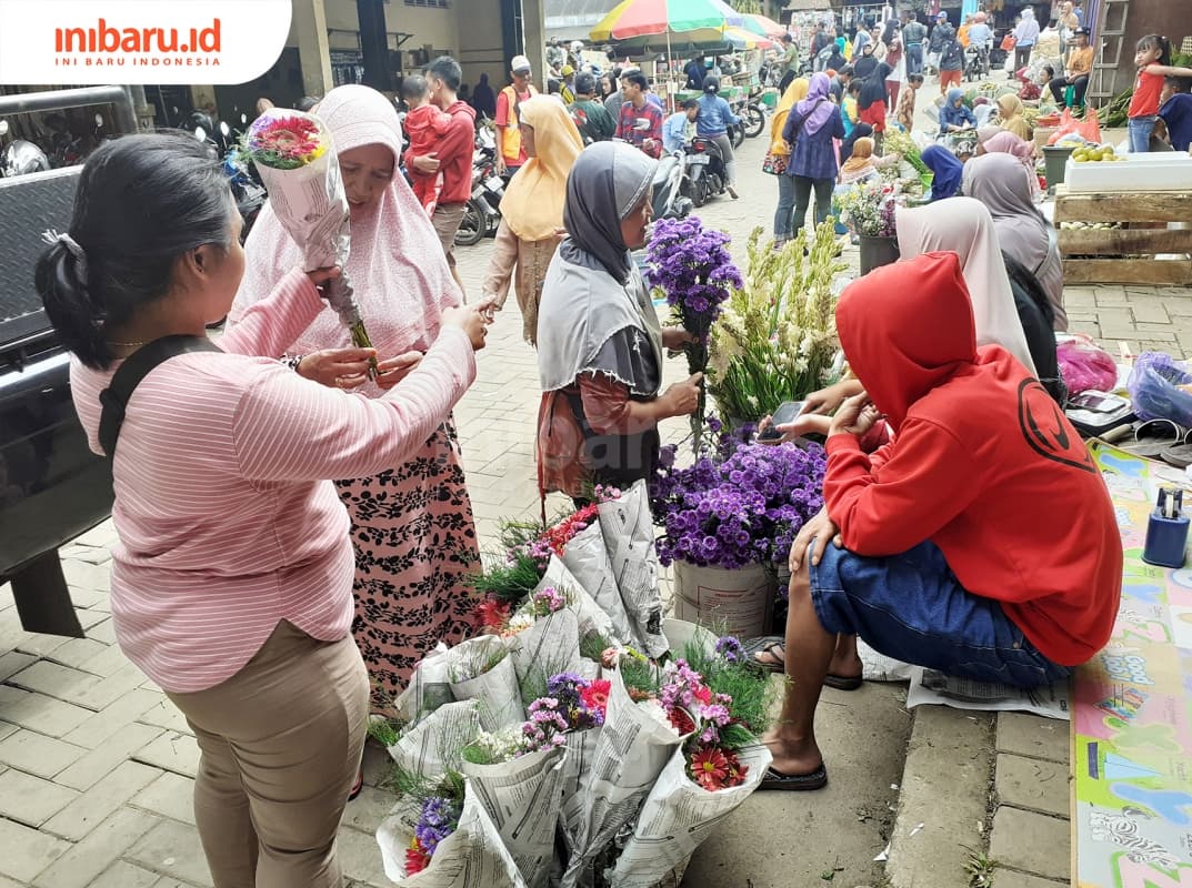 Membeli kembang jelang Lebaran menjadi "ritual" warga Kabupaten Semarang. (Inibaru.id/ Zulfa Anisah)