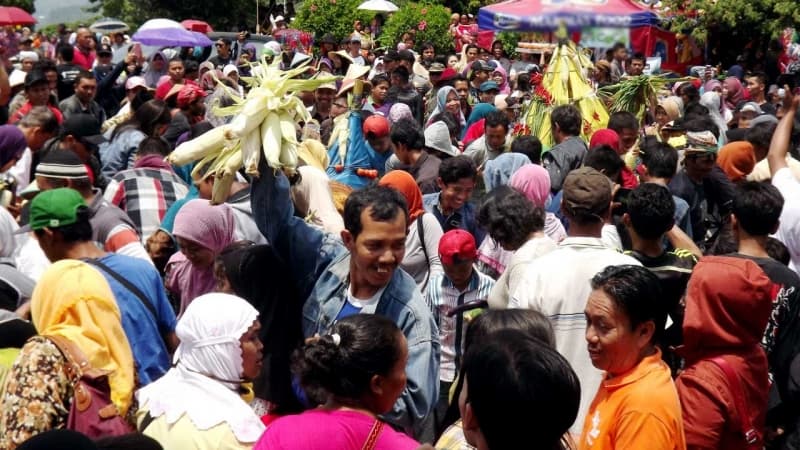 Sedekah Bumi dan Makan Bersama dalam Garebeg Suran