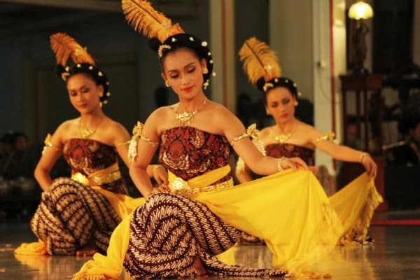 Para penari klasik Yogyakarta mengenakan jarik batik bermotif parang. (Ferizalramli.wordpress)