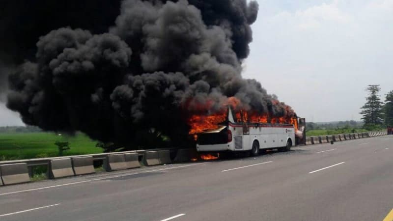Bus Primajasa terbakar di Tol Jakarta-Cikampek. (Jasa Marga)
