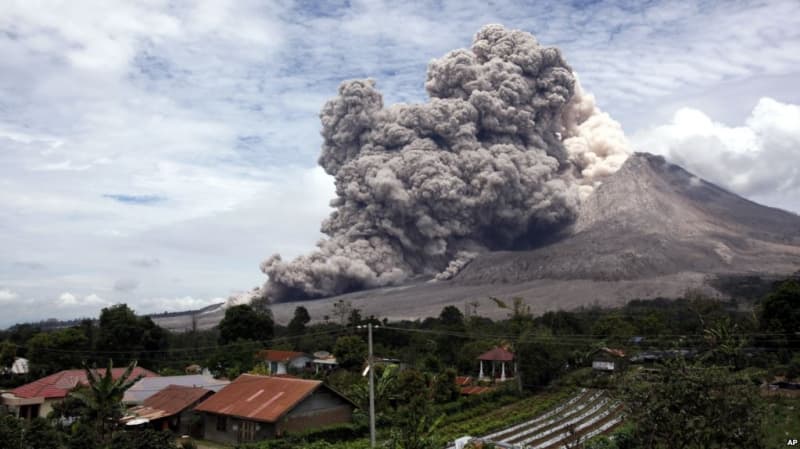 Gunung Sinabung berstatus Awas sejak 2010. Pada Kamis (28/12), gunung tersebut kembali meletus disertai awan panas yang menjangkau hingga radius sejauh 4,6 kilometer. (Voaindonesia.com)