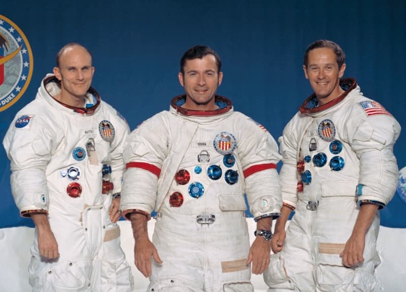 Thomas Mattingly II, John Young, dan Charles M Duke Jr dalam sebuah misi Apollo 16.  (Medium.com)