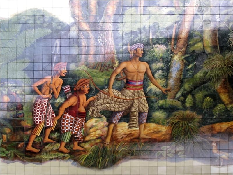 Lukisan mural yang digambar pada ubin di dinding Teater IMAX Keong Emas, TMII Jakarta. Lukisan itu menggambarkan sosok Panji Asmarabangun dan bawahannya yang tengah mencari istrinya yang hilang, Dewi Sekartaji. (blog.sekartaji.com)