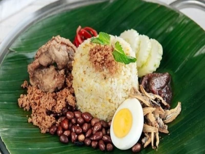 Penyajian nasi lemak yang yang unik di Madam Rich membuat restoran berada di Pluit, Tanjung Duren, dan Puri Indah ini banyak dikunjungi penikmat kuliner. (Madamrich.com)