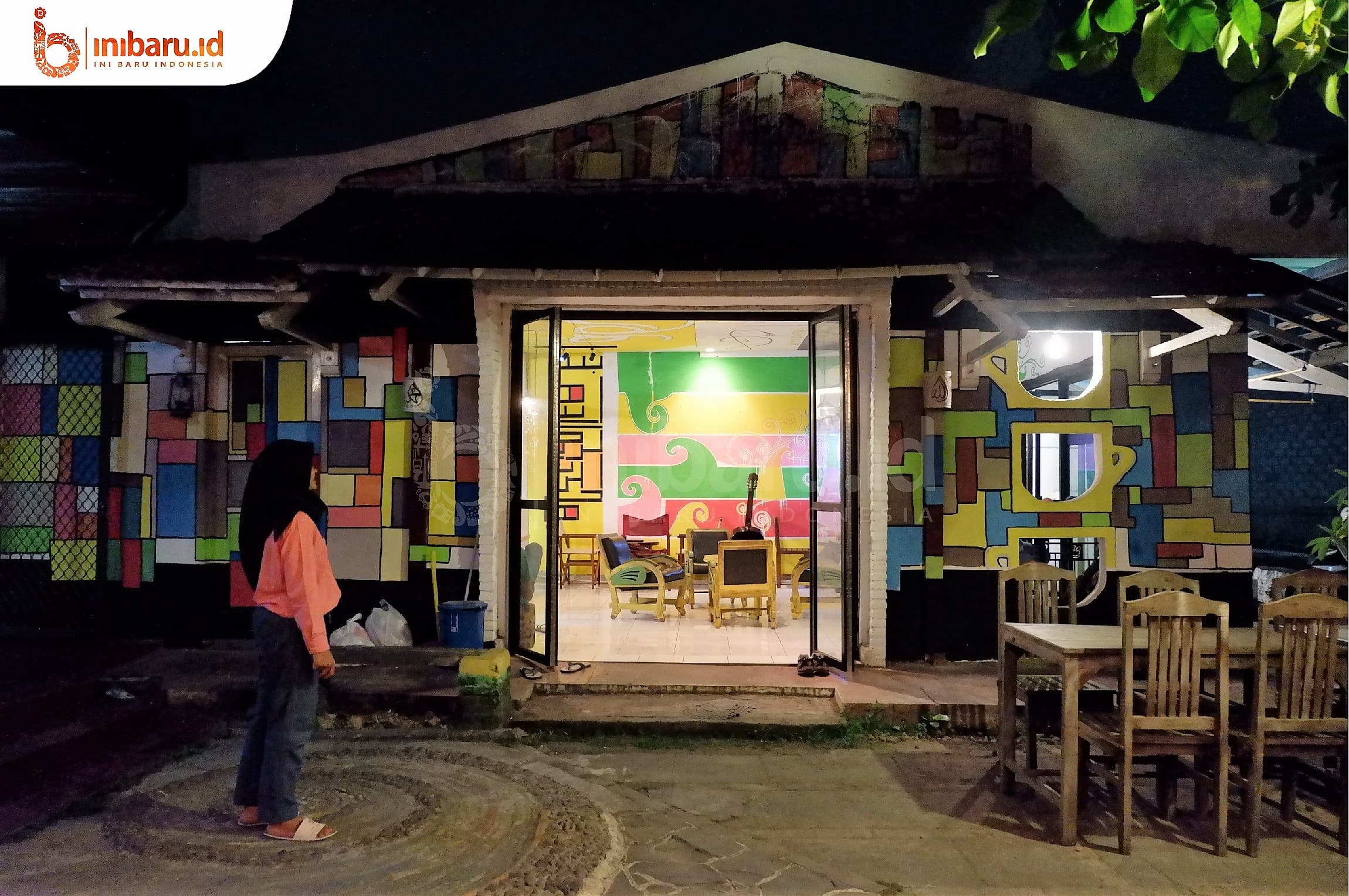 Makan sembari Berkesenian di Kopium Kafe