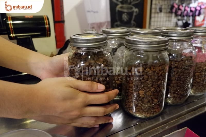 Kopi-kopi Indonesia di dapur Tekodeko. (Inibaru.id/Hayyina Hilal)