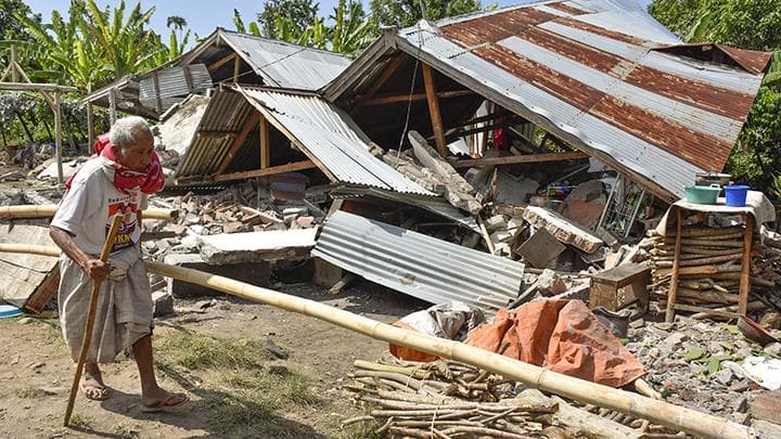 Penduduk berjalan di depan rumah yang roboh akibat gempa di Desa Sajang, Kecamatan Sembalun, Selong, Lombok Timur, Nusa Tenggara Barat. ( ANTARA/Ahmad Subaidi)