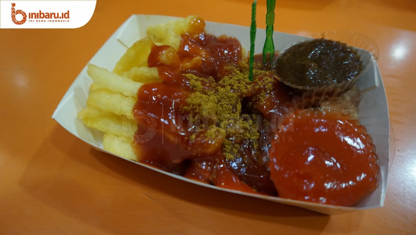 Currywurst menjadi salah satu kudapan khas Jerman yang menggunakan sosis jenis bratwurst. (Inibaru.id/ Artika Sari)